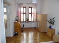 Prodej bytu 3+1 (CP 120 m2) v historickém domě v centru, byt i dům po GO, šatna, balkon, parkování ve dvoře, zahrada, klid.